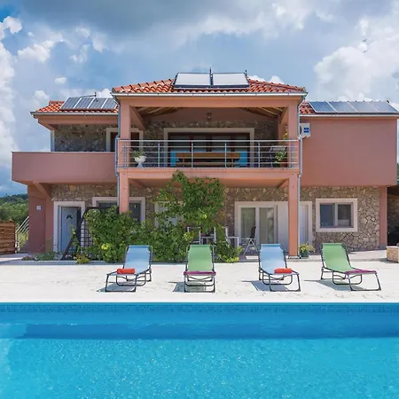 Сasa de vacaciones Four-Bedroom Holiday Home In Tribunj