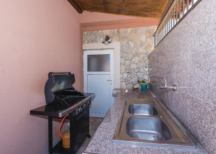 Four-Bedroom Holiday Home In Tribunj Сasa de vacaciones Tribalj