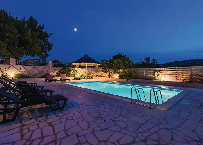 Four-Bedroom Holiday Home In Tribunj Сasa de vacaciones