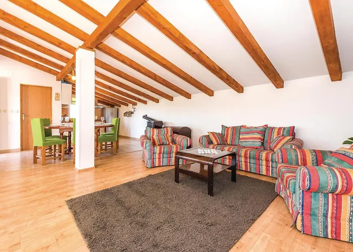 Four-Bedroom Holiday Home In Tribunj Сasa de vacaciones *