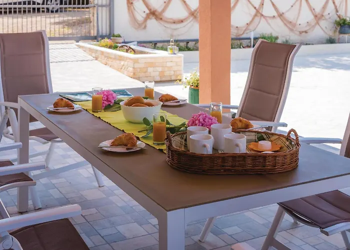 Сasa de vacaciones Four-Bedroom Holiday Home In Tribunj *