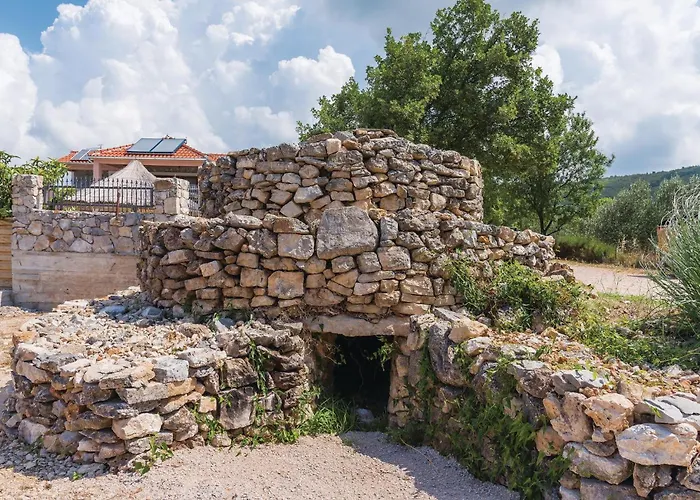 בית נופש Four-bedroom In Tribunj