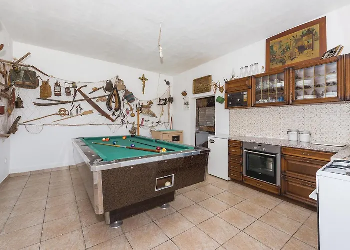 Four-Bedroom Holiday Home In Tribunj Сasa de vacaciones Tribalj