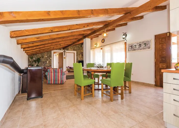 בית נופש Four-bedroom In Tribunj *