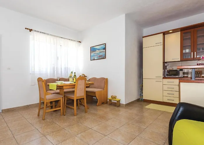 בית נופש Four-bedroom In Tribunj
