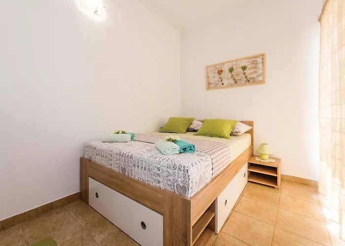 Four-bedroom In Tribunj בית נופש *