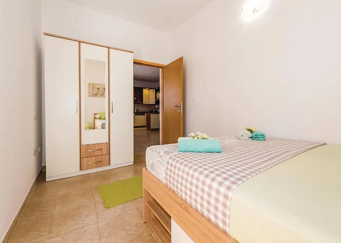 Four-bedroom In Tribunj בית נופש