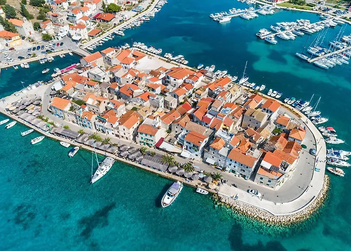 Four-Bedroom Holiday Home In Tribunj Сasa de vacaciones *