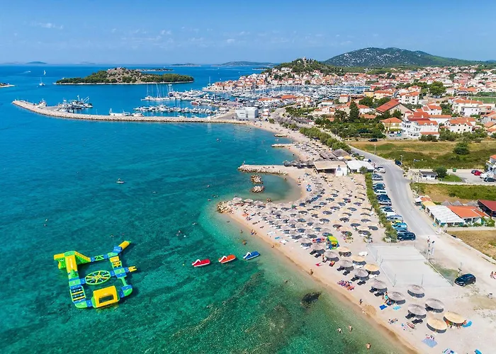 Сasa de vacaciones Four-Bedroom Holiday Home In Tribunj