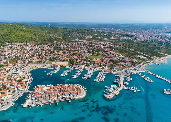 Four-Bedroom Holiday Home In Tribunj Tribalj